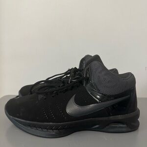 Nike Men’s Basketball Shoes (7.5)